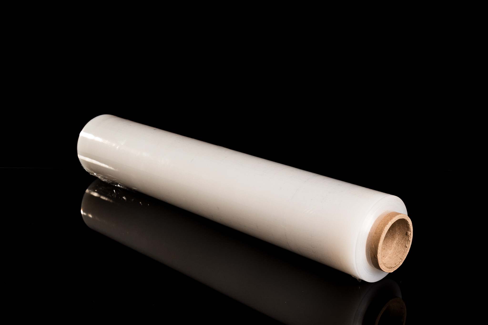 Kézi stretch fólia nem élelmiszerekhez50cm széles, 17 micron vastag1,7 kg/tekercs (30dkg a cséve súlya) 165m/tekercs 250% nyújthatóság